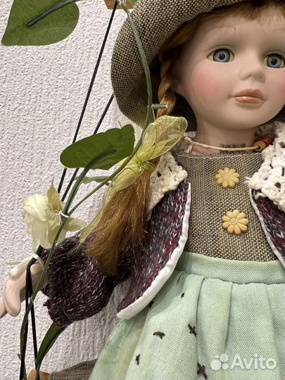 Кукла фарфоровая большая на качелях