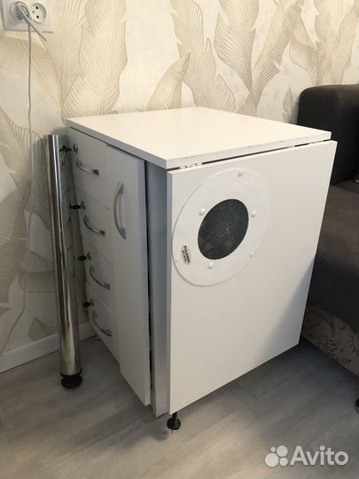 Маникюрный стол