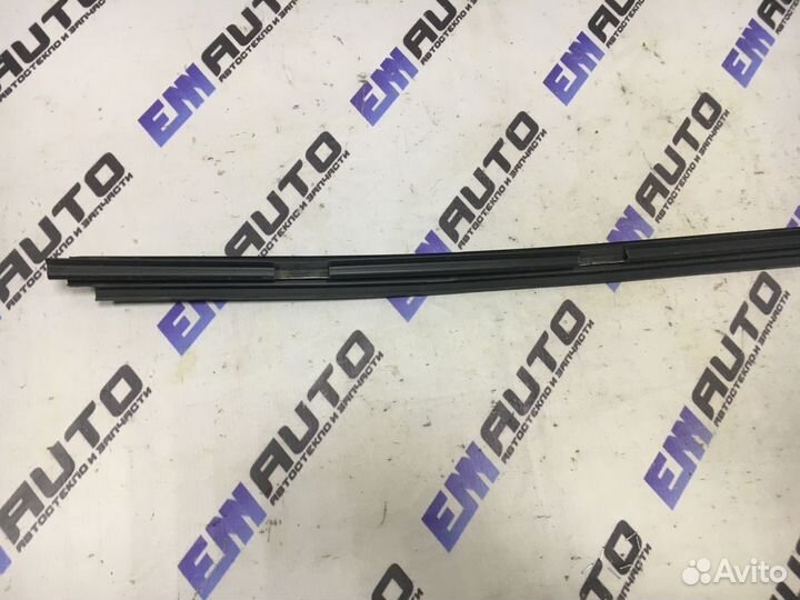 Уплотнитель стекла двери задней левой Шкода Суперб