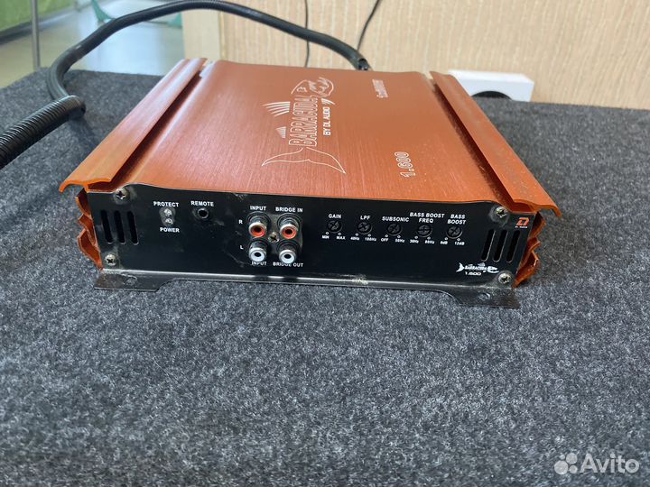 Сабвуфер и усилитель в автомобиль