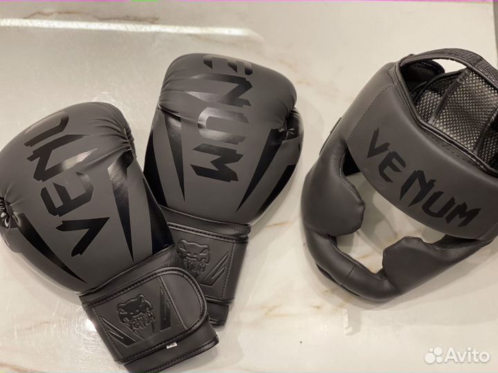 Боксерский комплект (щитки, перчатки, шлем)