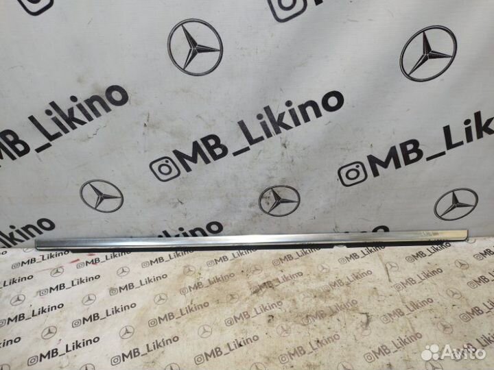Накладка стекла двери задняя правая Mercedes