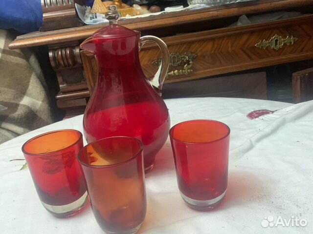 Графин из красного стекла с стаканчиками