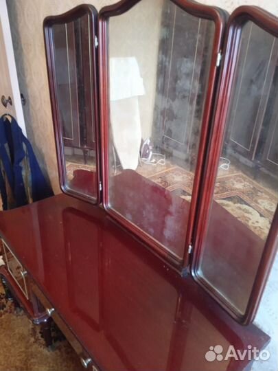 Трюмо с зеркалом