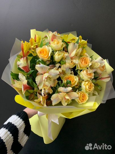Кустовые розы, альстромерия, букет из роз