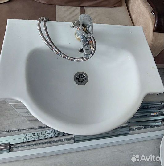 Полка настенная навесная, тумба с раковиной