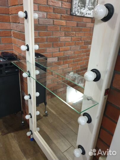 Деревянное зеркало с лампочками