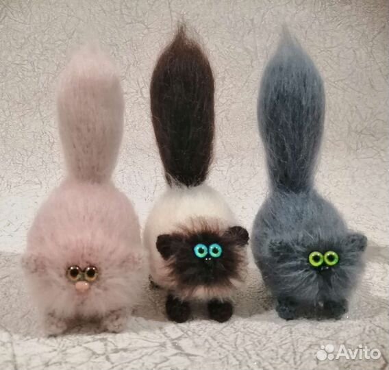 Вязаные маленькие коты. Ручная работа