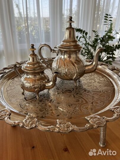 Поднос с чайниками