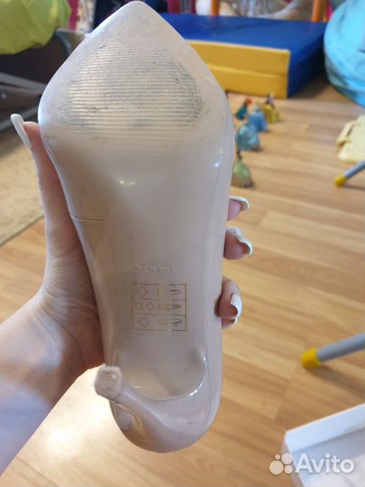 Бежевые лаковые туфли Aldo