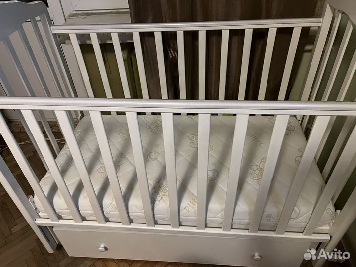 Детская кроватка с маятником и ящиком