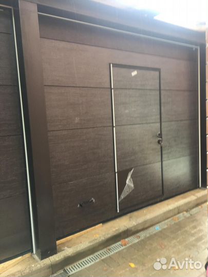 Сeкциoнные гаражные ворoта Алютex