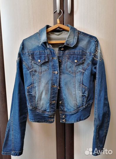 Укороченная джинсовая куртка женская