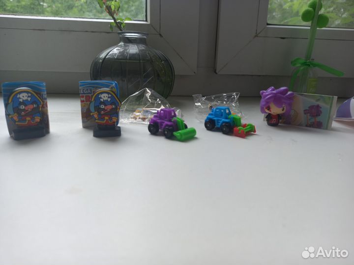 Игрушки с шаров чупа-чупс, пираты, акуленок