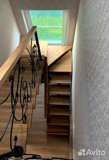 Лестница на металлокаркасе закрытого типа