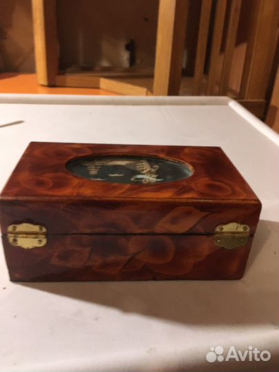 Маленькая старинная шкатулка