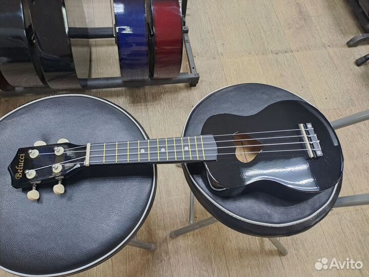 Укулеле чёрная с сердечком