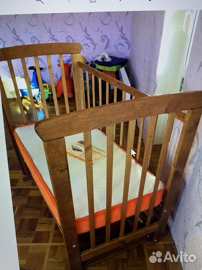 Детская кроватка с поперечным маятником