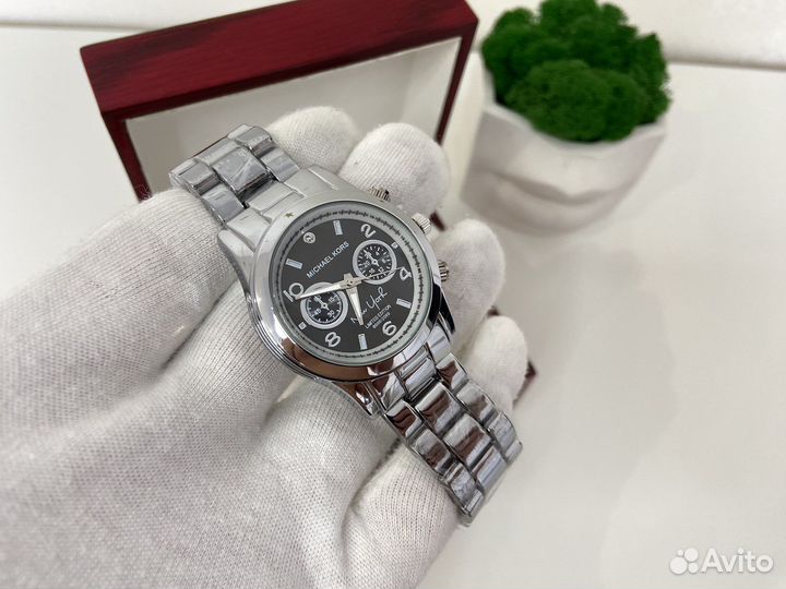 Часы кварцевые женские