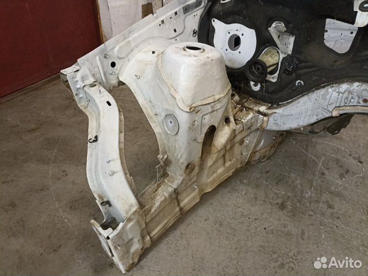 Четверть кузова передний правый Mercedes-Benz