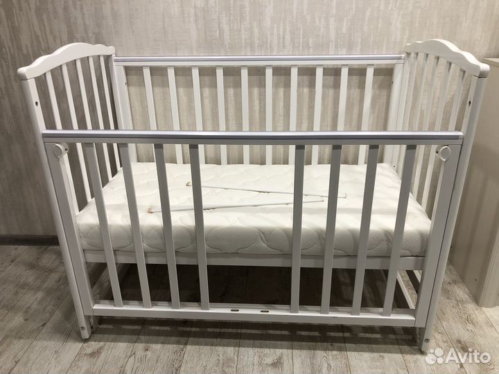 Детская кроватка с продольным маятником