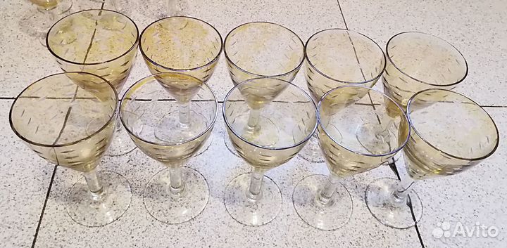 Бокалы и стаканы золотистые