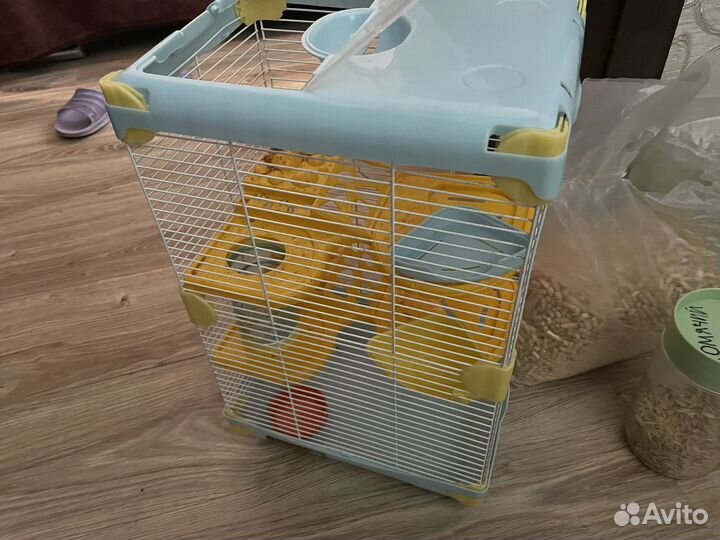 Клетка для хомяка с гранулами и немного корма