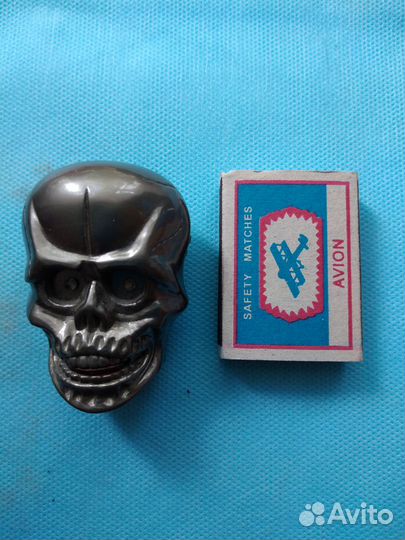 Зажигалки разные, пепельницы