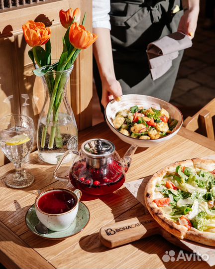 Помощник официанта (Комендантский проспект)