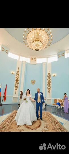 Свадебное платье со шлейфом