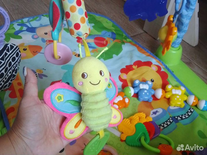 Развивающий коврик fisher price и погремушки