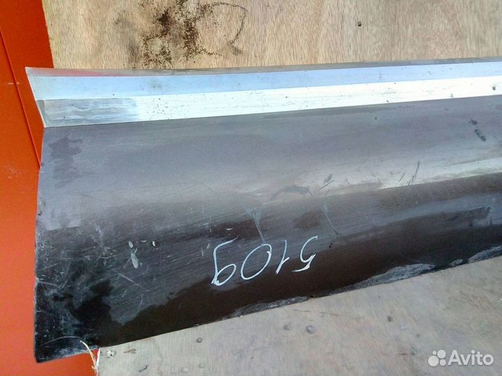 VW Touareg с 2010г. - Накладка передняя правая Б/У