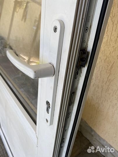 Дверь пластиковая входная