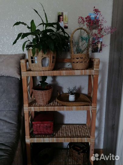 Плетёная этажерка на деревянном каркасе