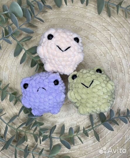 Мягкая вязаная игрушка лягушка