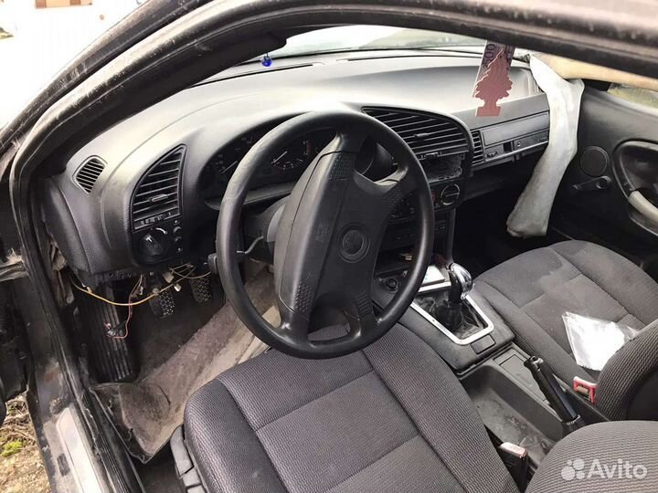 BMW 318 E36 1993 г Разборка частями