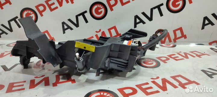 Кронштейн фары правый Volkswagen Touareg 7LA AXQ