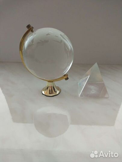 Хрустальный глобус, пирамида