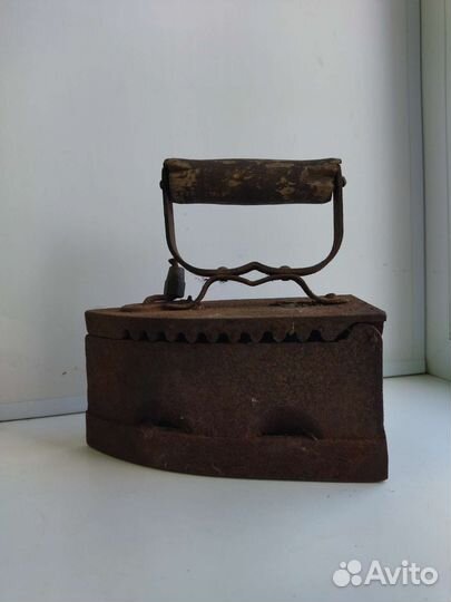 Утюг старый на углях