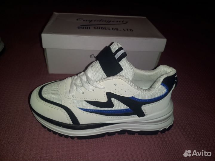 Кроссовки женские