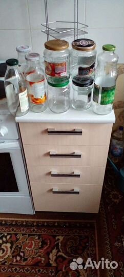 Банки и бутылки с крышками