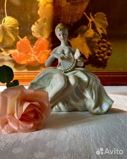 Фарфоровая винтажная статуэтка