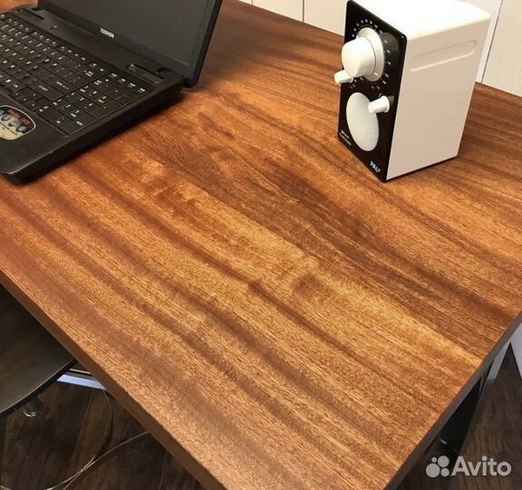 Стол письменный с тонкими ножками из металла