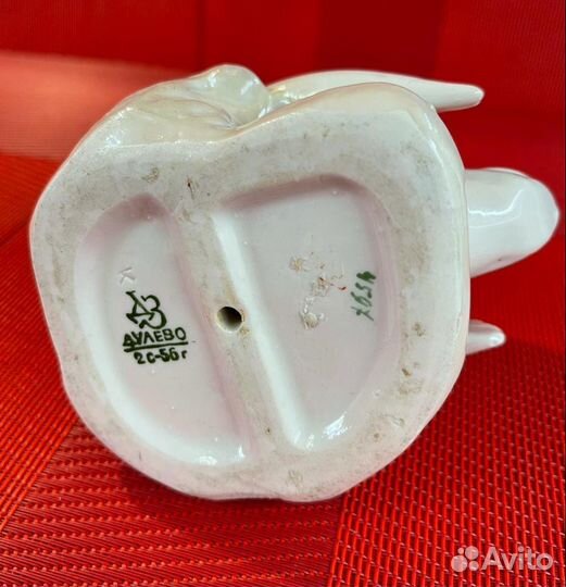 Статуэтка фарфоровая 