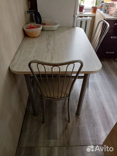 Стол и стулья