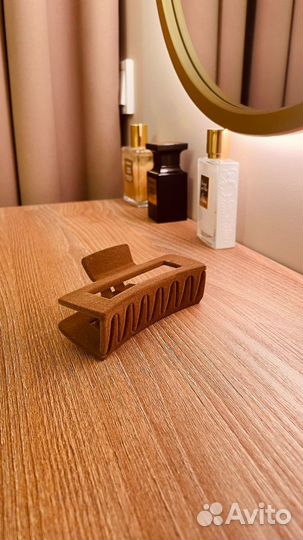 Заколка краб бархатный бежевый для волос