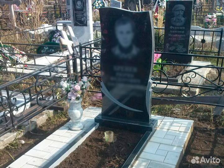 Памятники, надгробия