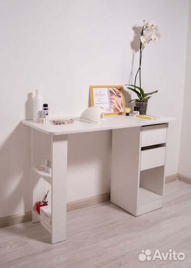 Стол для маникюра новый белый