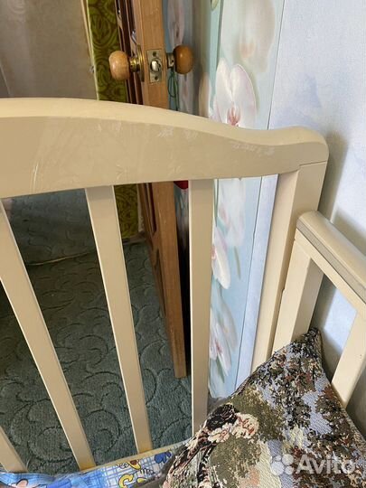 Детская кроватка с маятником