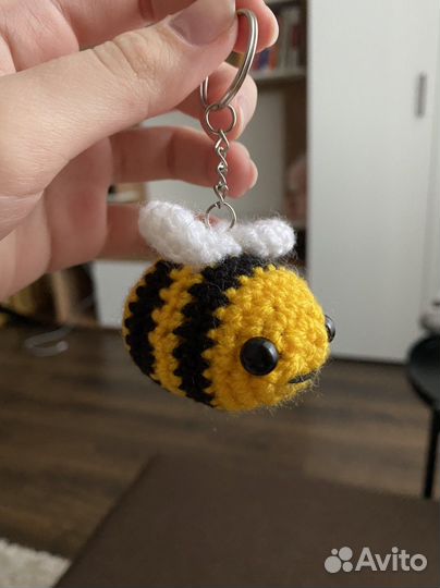 Вязаный брелок пчела ручная работа
